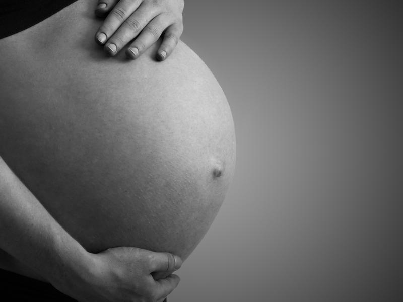 Grav! O gravidă în ultimele săptămâni de sarcină a fost electrocutată în timp ce făcea reparație