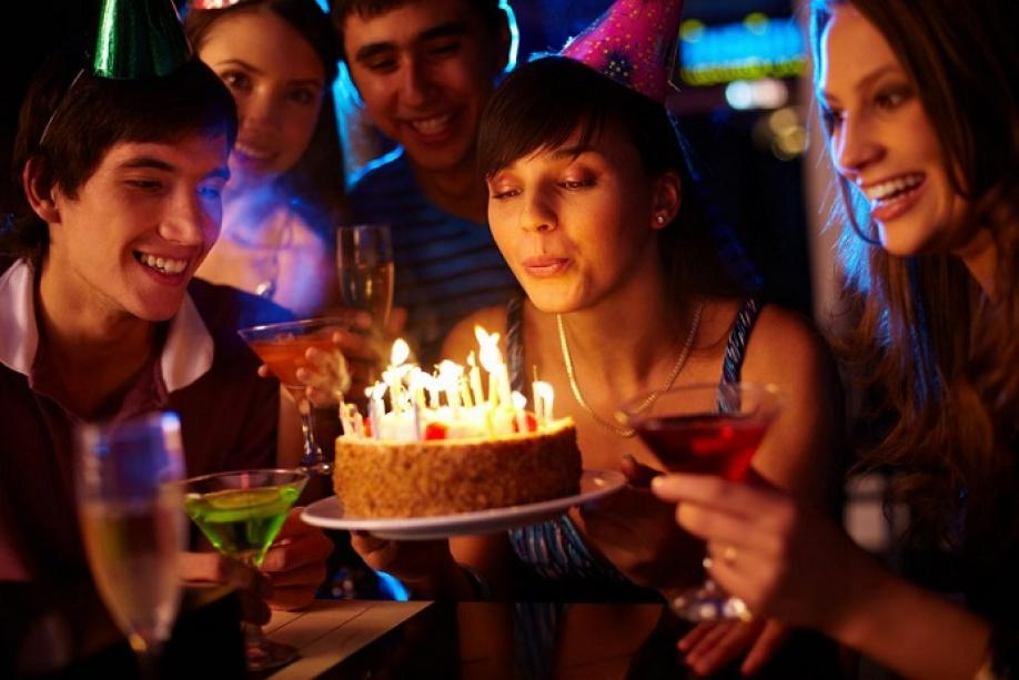 Experții au interzis să se sufle în lumânările de pe tort. E periculos