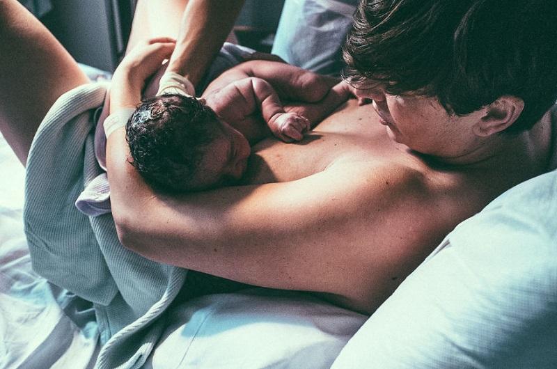 19 до невозможности интимных снимков: фотограф заснял момент рождения своего первенца