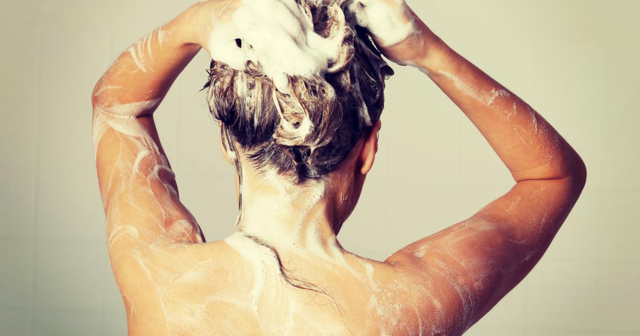 А вы уже слышали про “обратное” мытье волос? Благодаря ему, ваши волосы преобразятся!