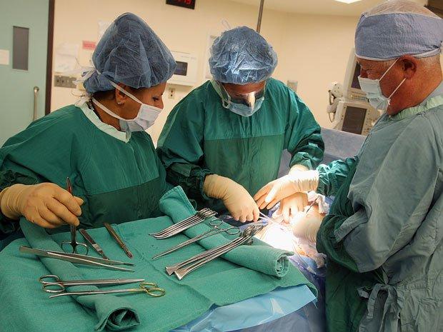 Ceartă între medici în timpul unei nașteri prin cezariană. Bebelușul a murit