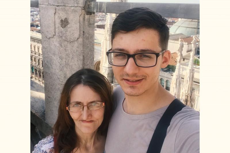 Un tânăr din Moldova cere ajutor pentru mama sa, care suferă de un tip de cancer de piele