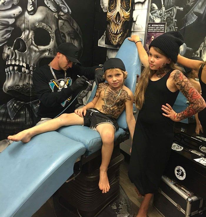 Un artist le face tatuaje copiilor bolnavi, pentru a-i înveseli și a le oferi încredere