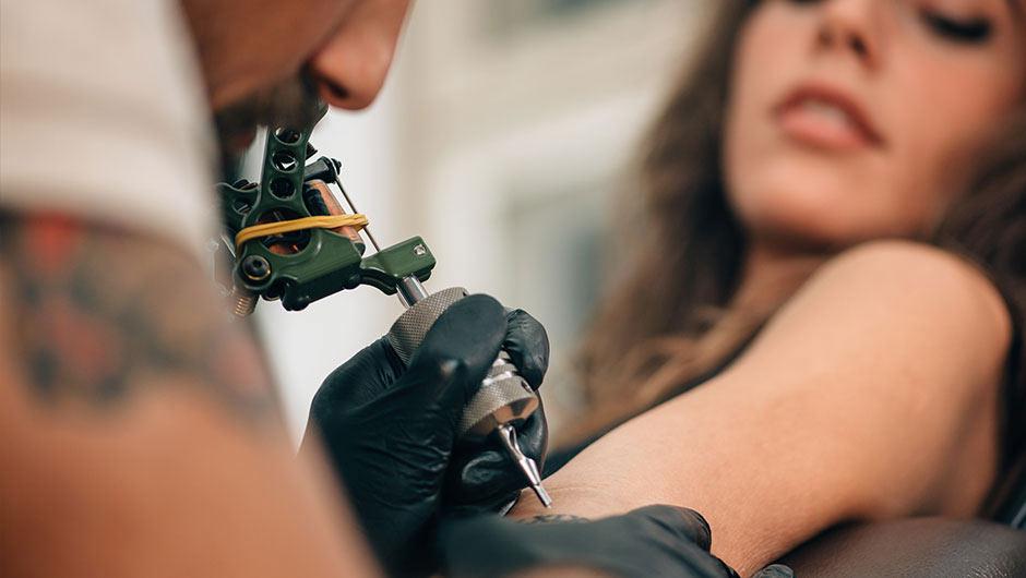 Татуировки могут вызвать рак: какой цвет чернил наиболее опасен