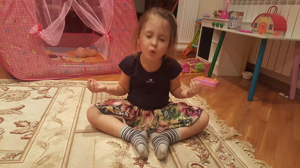 Fiica Angelei Gonța face yoga
