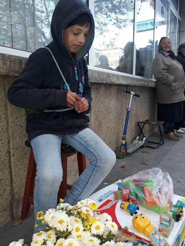 Un băiat de 10 ani îşi vinde jucăriile în stradă ca să-şi cumpere haine de iarnă