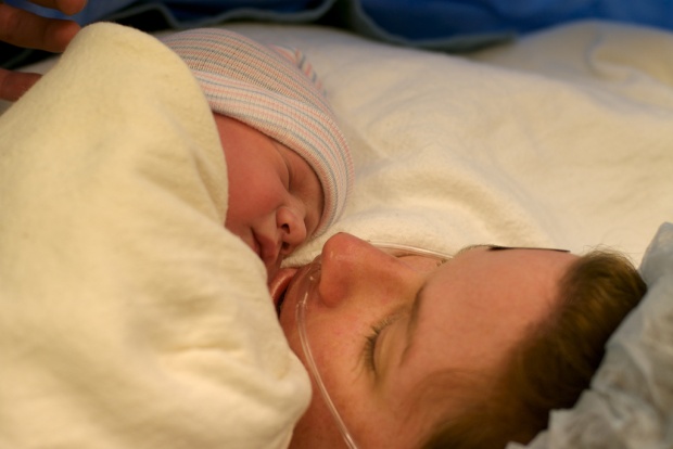 Ce le lipsește bebelușilor născuți prin cezariană