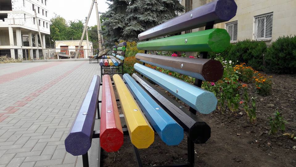 Mai multe bănci din creioane colorate au apărut în Chișinău