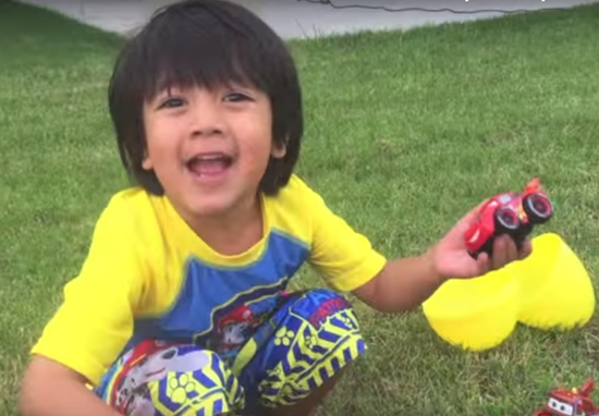 6-летний видеоблогер заработал 11 млн долларов на обзоре игрушек