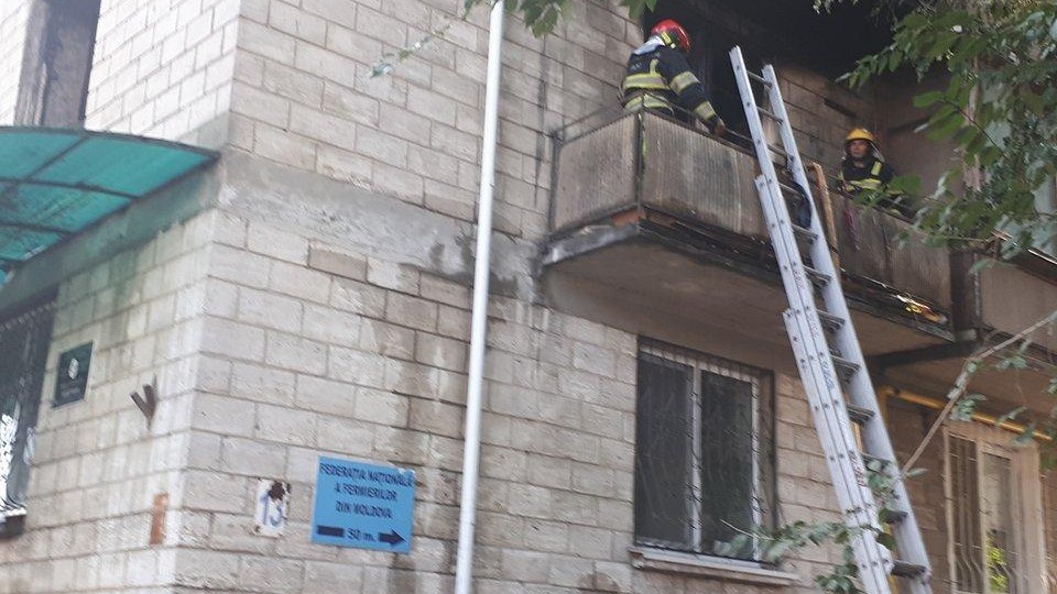 Подробности пожара в центре Кишинева: пострадала женщина