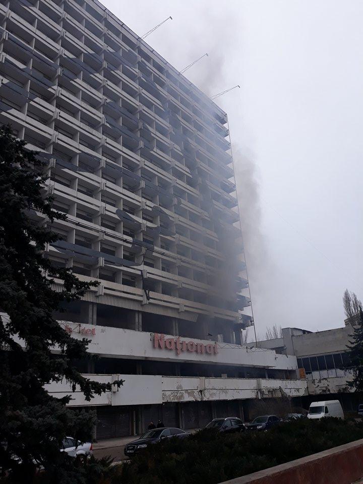 В Кишиневе горит заброшенная гостиница "Националь"