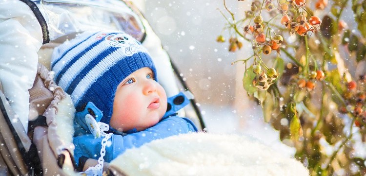 Sfaturi de la specialiști! Plimbarea bebeluşului pe timp de iarnă