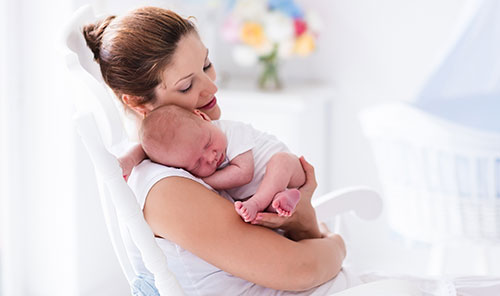 În vizită la un nou-născut! 10 reguli pe care trebuie să le respecți