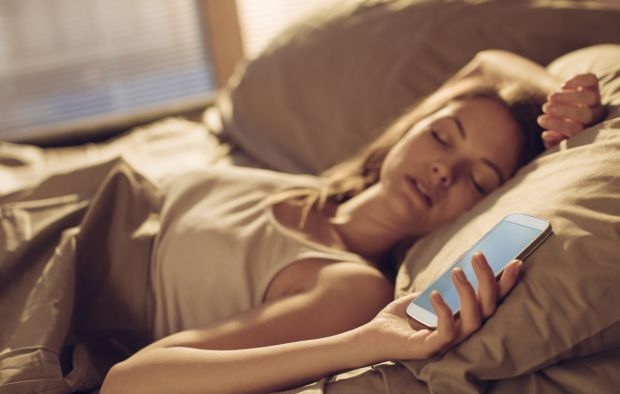 Риски, которым подвергаете себя, когда спите рядом с мобильным телефоном