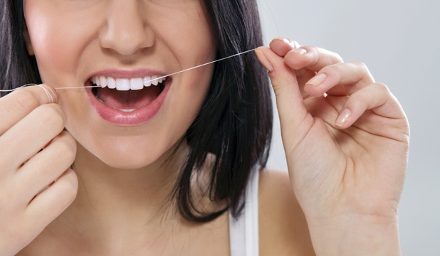 Зубная нить по назначению: использовать до или после чистки зубов?