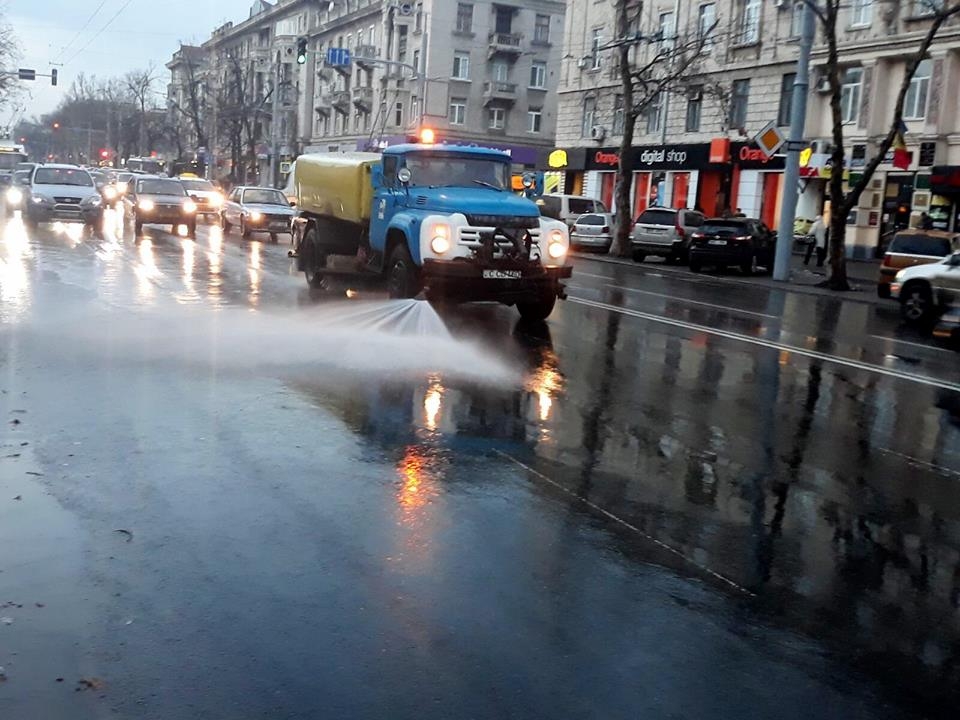 Străzile din Chișinău, spălate prima oară după ani buni!