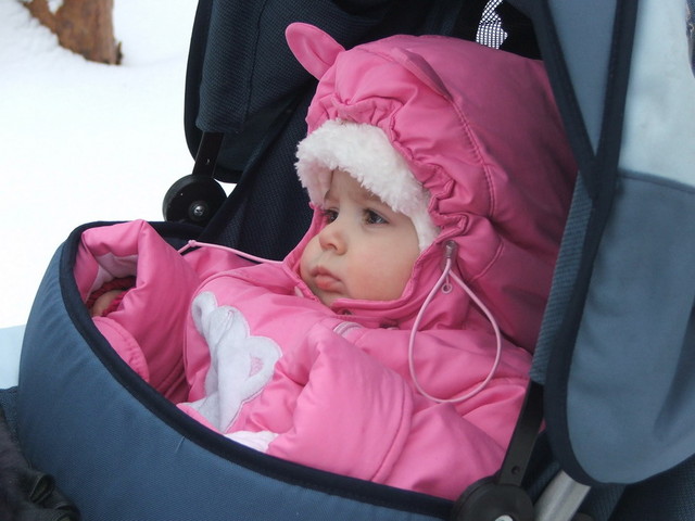 Как понять, что малышу холодно на улице во время прогулки зимой