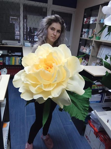 Ирина Разлован создаёт гигантские цветы, способные впечатлить любого
