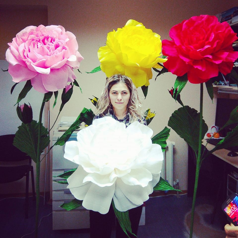 Irina Razlovan creează flori gigante, care impresionează pe oricine