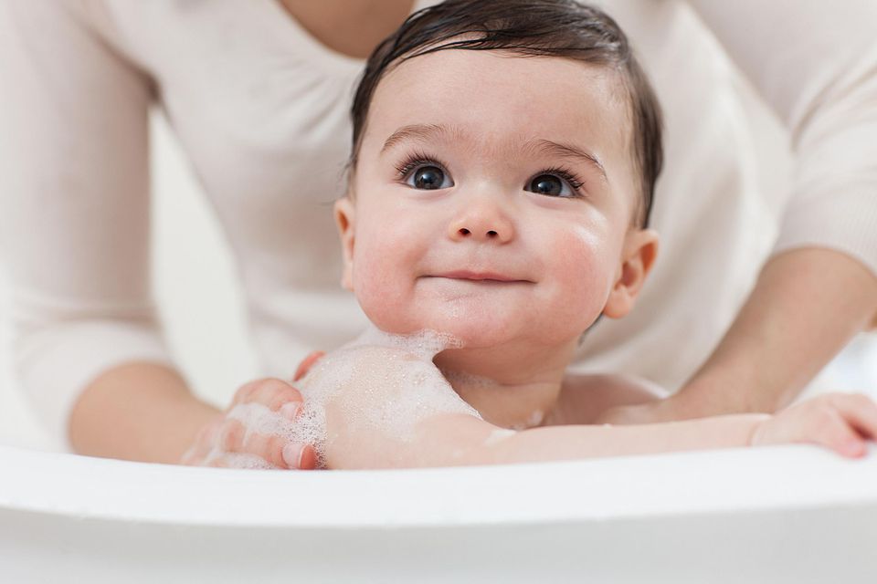 11 greșeli pe care le comitem când îi facem baie bebelușului