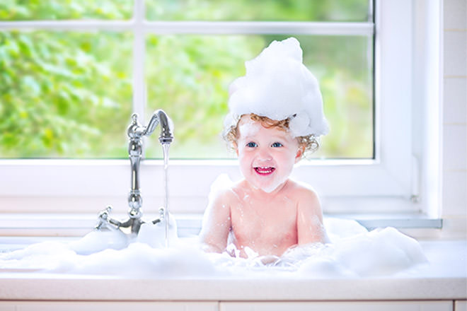 11 greșeli pe care le comitem când îi facem baie bebelușului