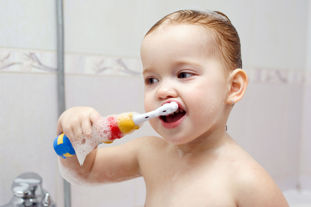 Когда стоит начать чистить зубы ребёнку