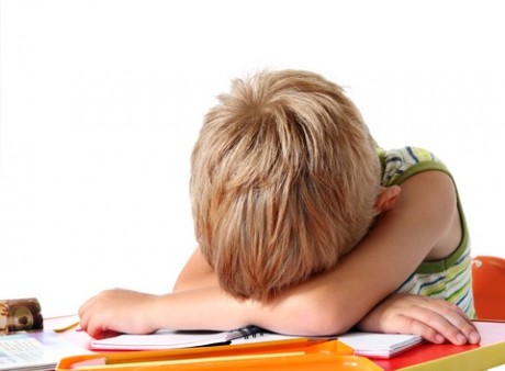Ребенок устает от школьных нагрузок? Узнайте, как ему помочь набраться сил