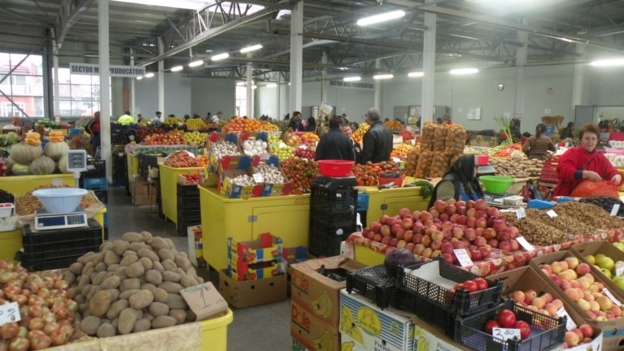 На рынке в центре Кишинева прошли проверки, изъято 1980 кг фруктов