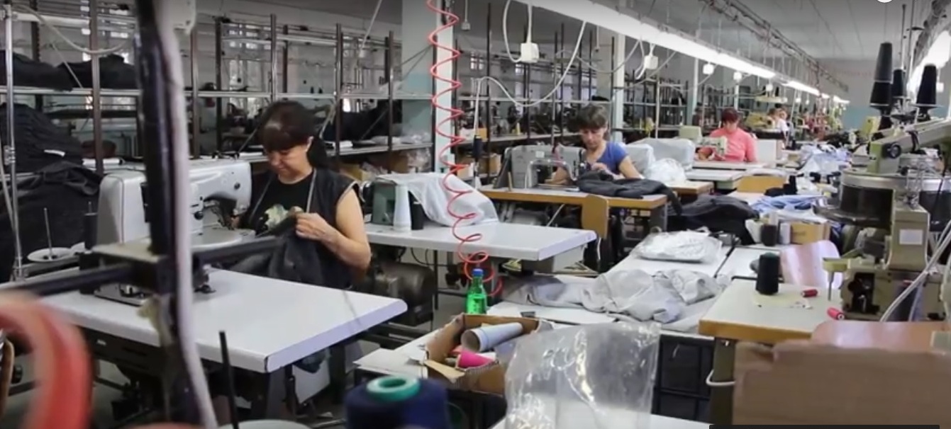 Salarii mizere și condiții inumane în spatele hainelor de brand produse în Moldova