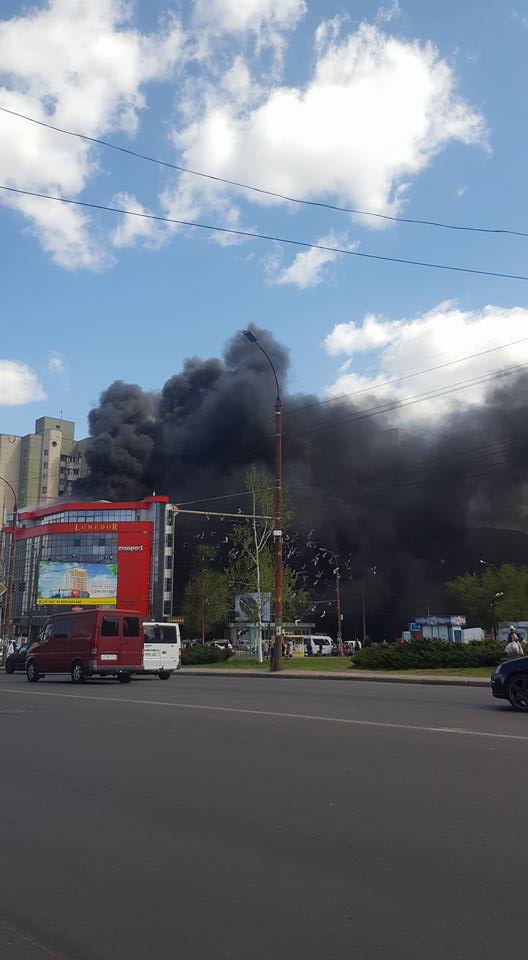 Încă un incendiu în Capitală. Arde un business centru de pe strada Ismail