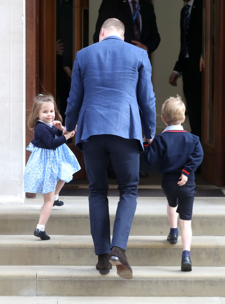 Принц Джордж и принцесса Шарлотта посетили новорожденного братика