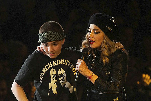 Fiul de 14 ani a  Madonnei a implicat-o în scandal politic