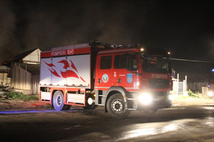 Страшный пожар в Страшенах: загорелся склад с бытовой техникой и стоянка