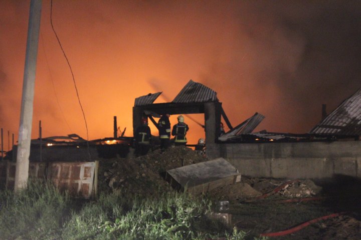 Страшный пожар в Страшенах: загорелся склад с бытовой техникой и стоянка
