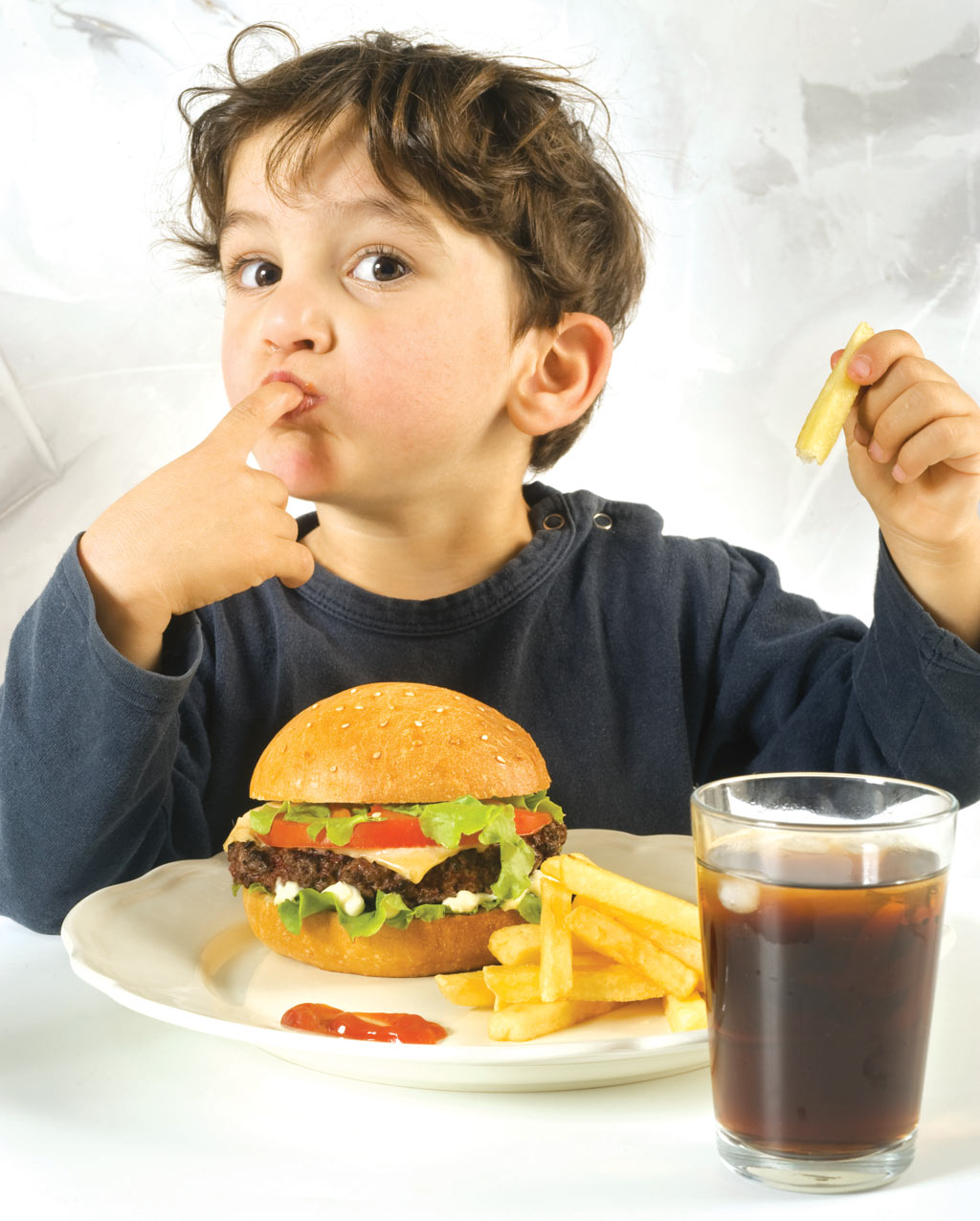 Medic: Ce se întâmplă cu organismul copilului dacă îi dăm shaorma sau fast-food