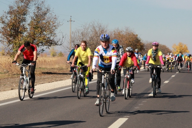 Premierul Iurie Leancă şi Ambasadorul SUA au mers 17 km cu bicicleta