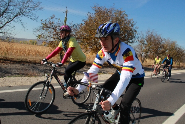 Premierul Iurie Leancă şi Ambasadorul SUA au mers 17 km cu bicicleta
