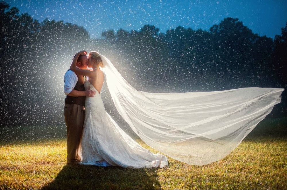 20 молодоженов, которые не испугались дождя в день своей свадьбы