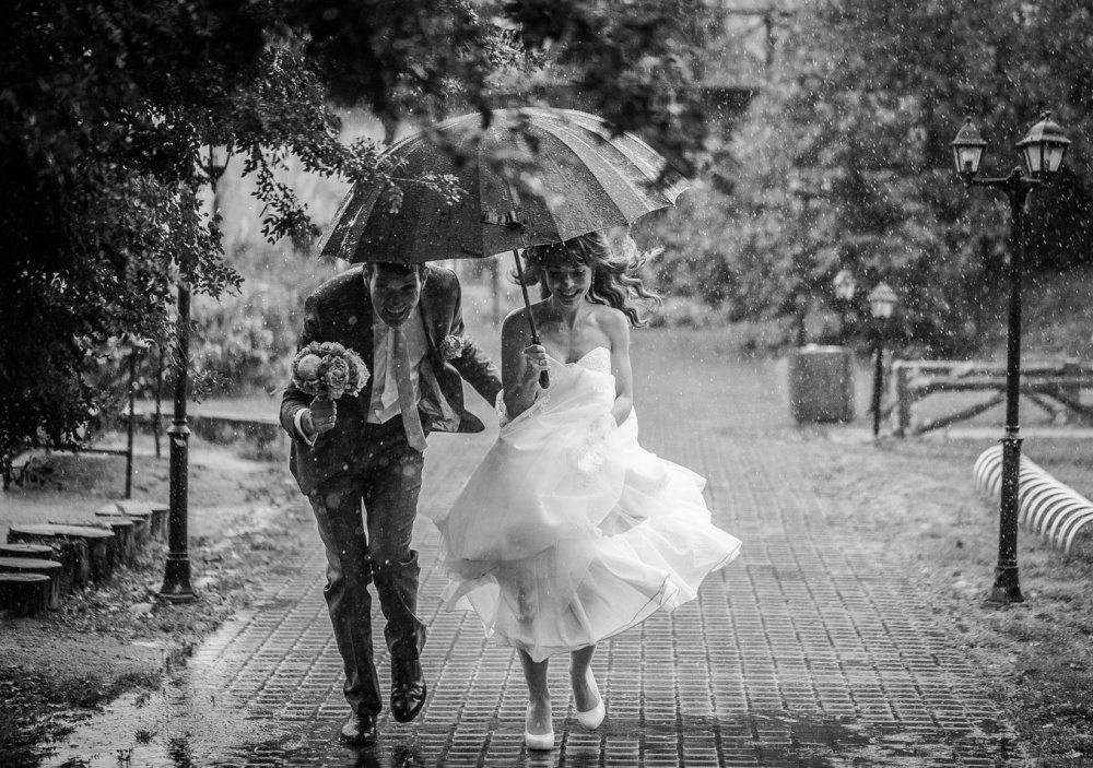 20 молодоженов, которые не испугались дождя в день своей свадьбы