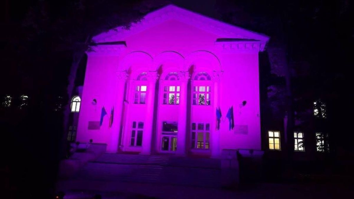 Clădirea Ministerului Sănătății, luminată în roz. Explicația Silviei Radu