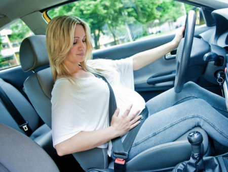 Опасно ли будущей маме водить машину? Правила безопасного вождения для беременных