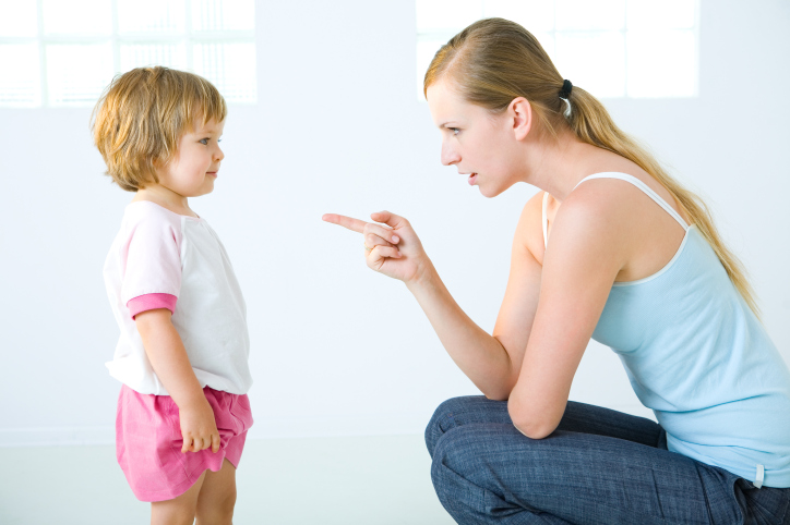 10 greşeli flagrante pe care le comiţi în educarea copilului tău