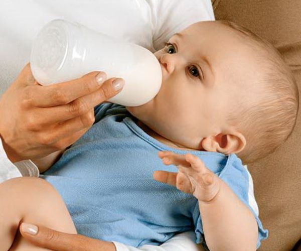 Laptele matern poate sau nu fi încălzit în cuptorul cu microunde?