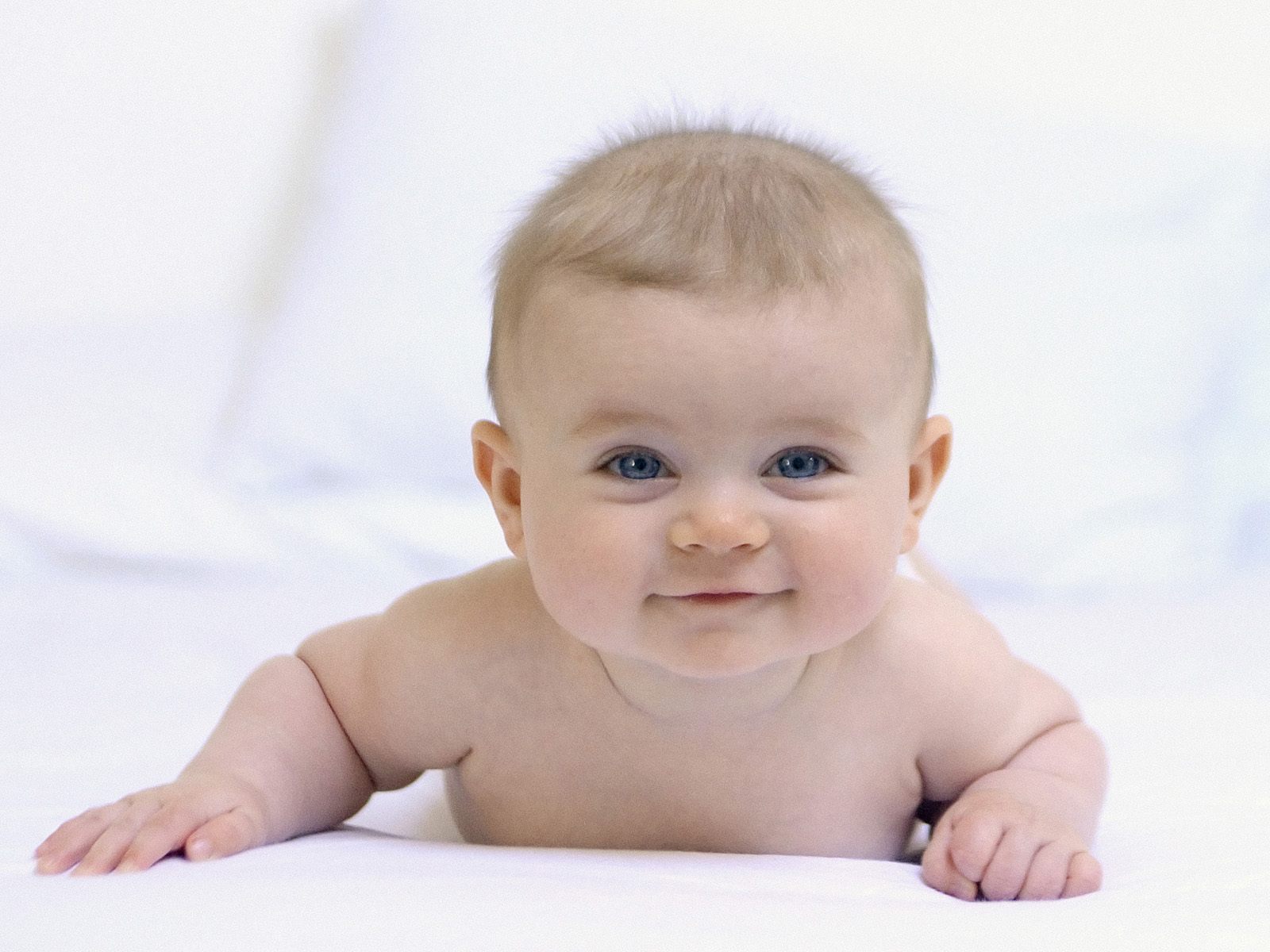 Первые 6 месяцев: что умеет делать ребенок?