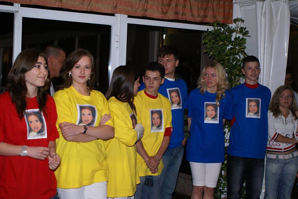 Fanii Lenuţei Burghilă poartă tricouri cu poza interpretei