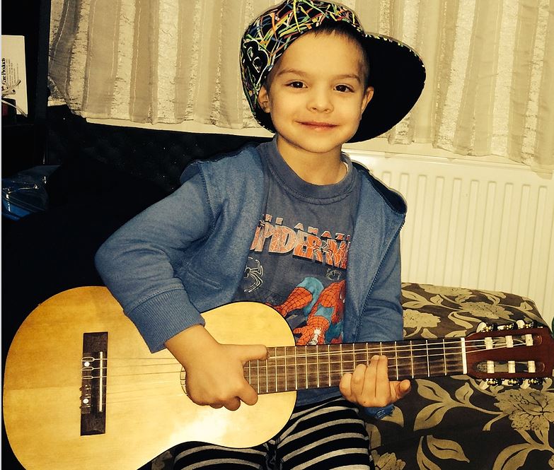 Pavel Stratan își lansează fiul de 5 ani în muzică