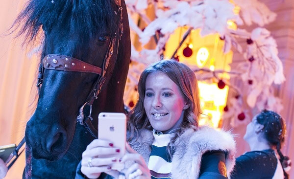 Ksenia Sobchak a socat publicul. Artista s-a sarutat cu un cal la un eveniment monden