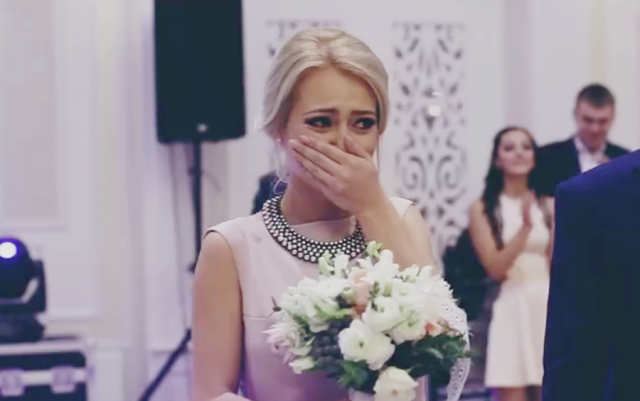 A prins buchetul miresei, iar în următoarea clipă a fost cerută în căsătorie – VIDEO