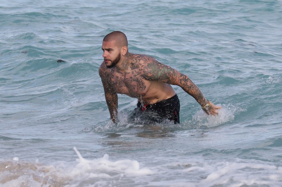 Timati, la bustul gol! Și-a bronzat corpul plin de tatuaje pe o plajă din Miami