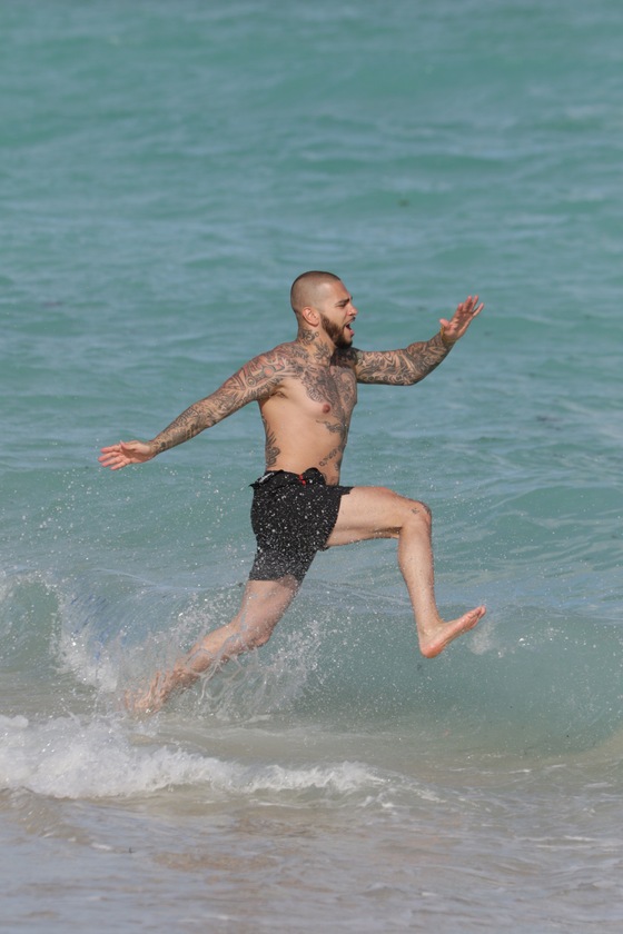 Тимати обнажил татуированный торс на пляже в Майами